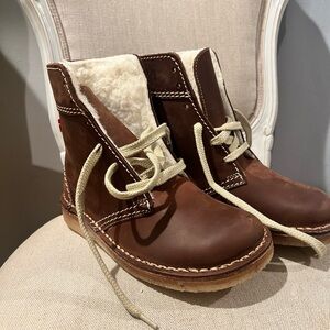Cozy Brown Winter Boots with Cream Laces
